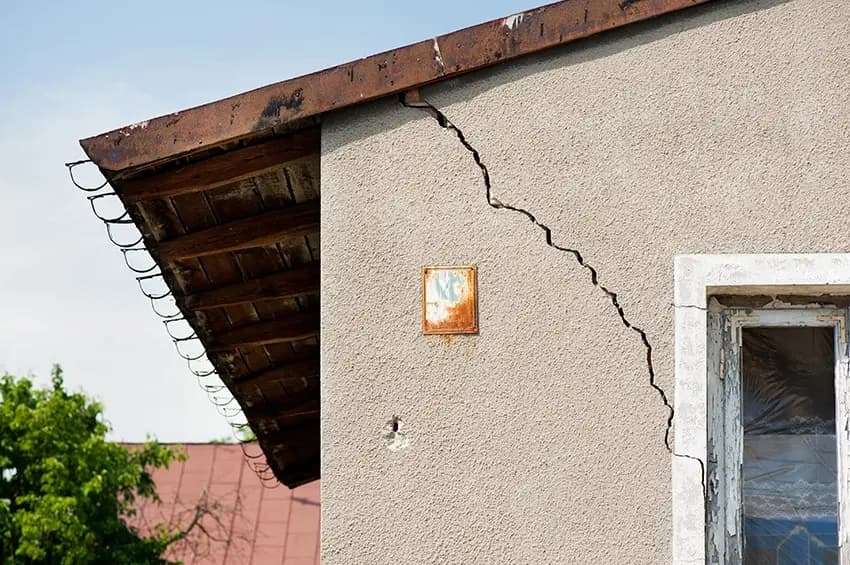 Fissure verticale au coin d'une façade traitée par agrafage — chantier du réseau IPB à Castanet-Tolosan
