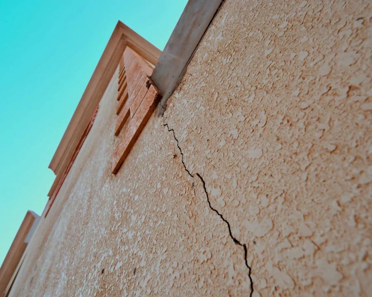 Fissure verticale traitée par agrafage structurel sur façade — chantier mené par le réseau IPB en Haute-Garonne